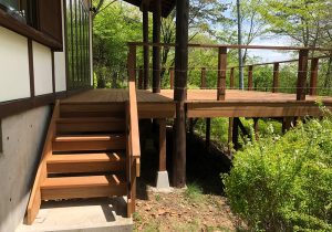 長野県軽井沢の別荘ウッドデッキ階段（施工後）