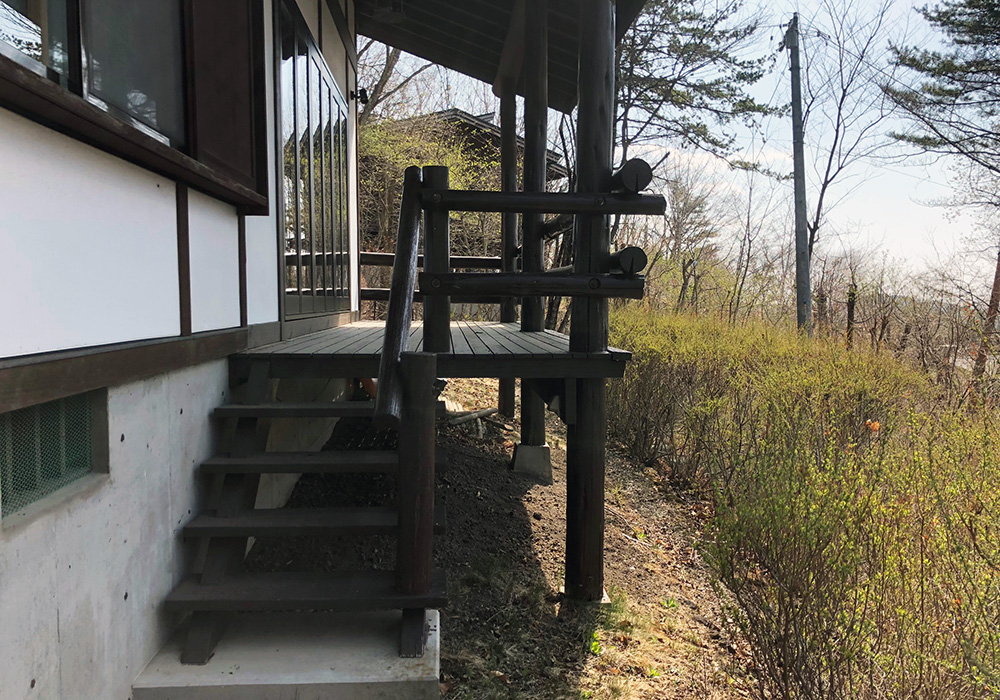 長野県軽井沢の別荘ウッドデッキ階段（施工前）