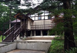 栃木県那須の別荘ウッドデッキ正面右から（施工前）