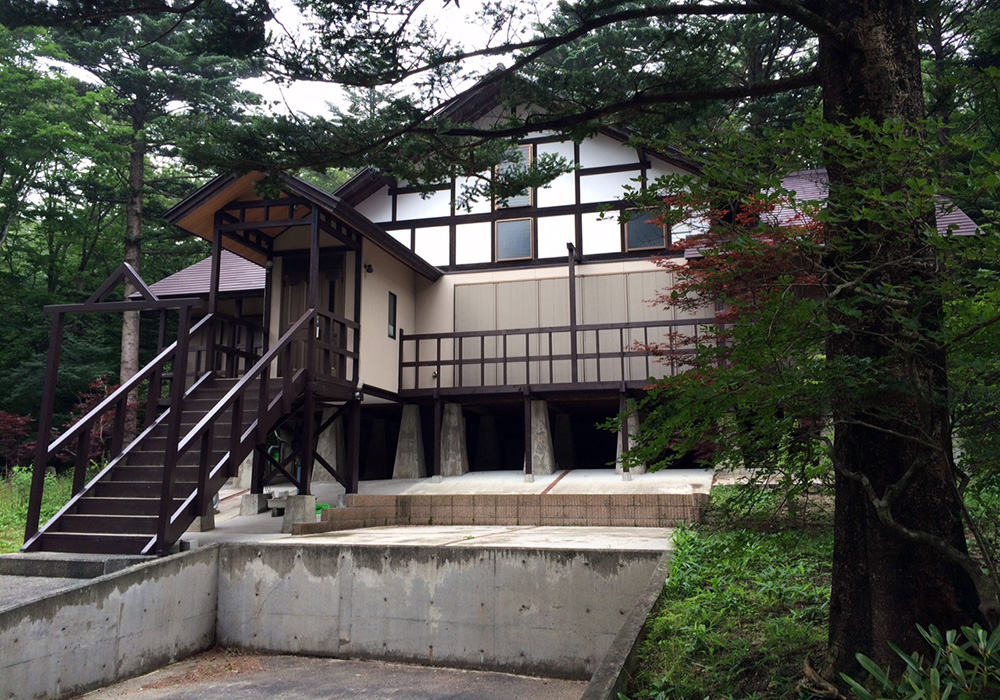栃木県那須の別荘ウッドデッキ正面右から（施工前）