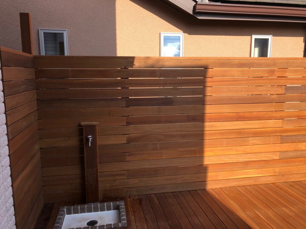 茨城県つくば市で隣接住宅の間にウッドデッキ材でフェンスを設置
