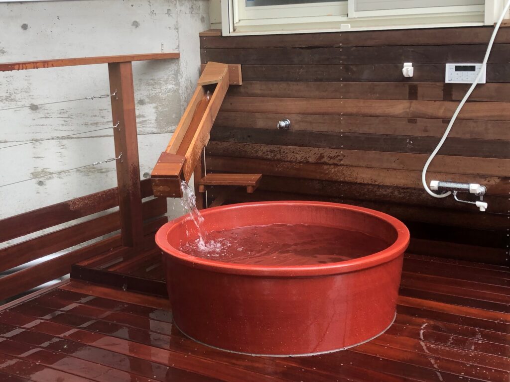 栃木県那須町の別荘のウッドデッキ上の露天風呂の様子