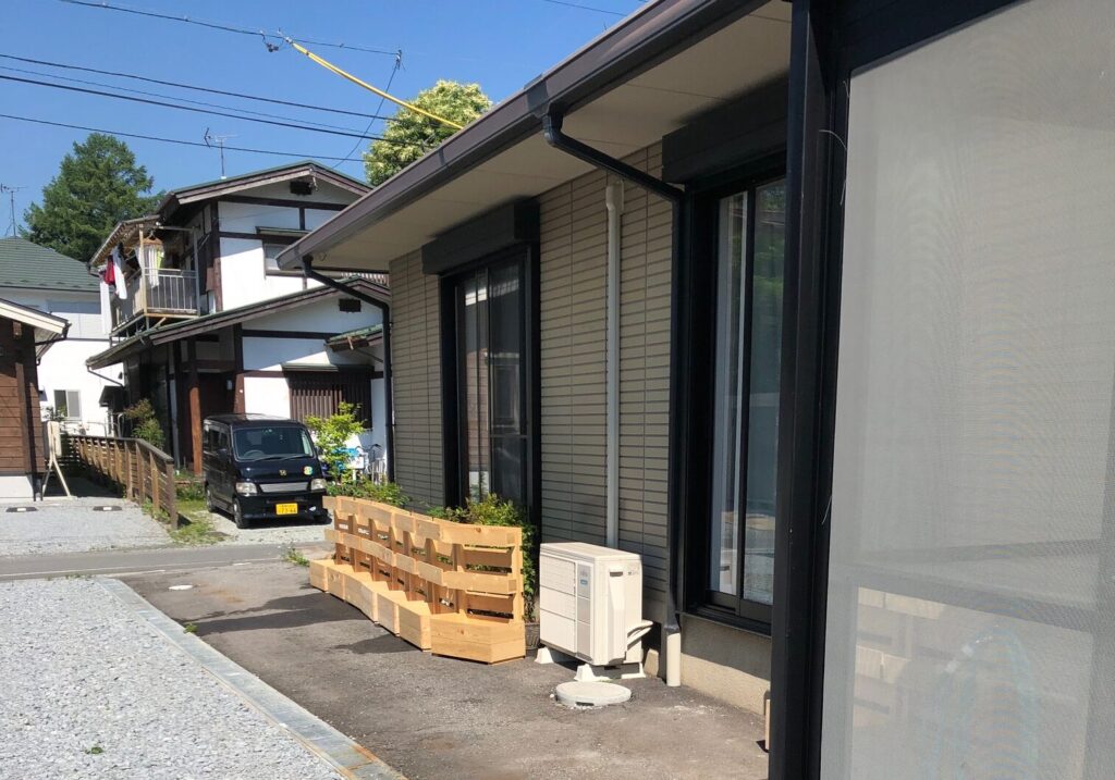 軽井沢町の住宅のウッドデッキ設置予定の庭