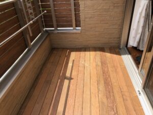 東京都江戸川区の住宅のベランダにウッドデッキ材を使用してベランダデッキを設置した後の様子