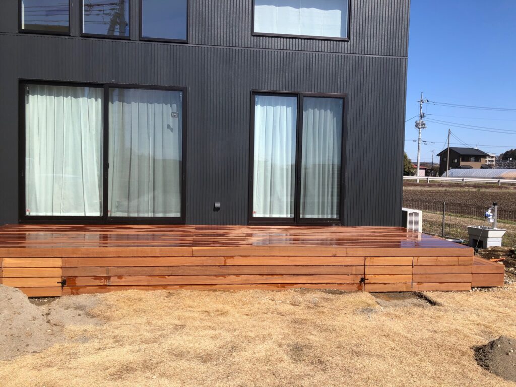 栃木県那須町の新築住宅にウッドデッキを設置した後の様子